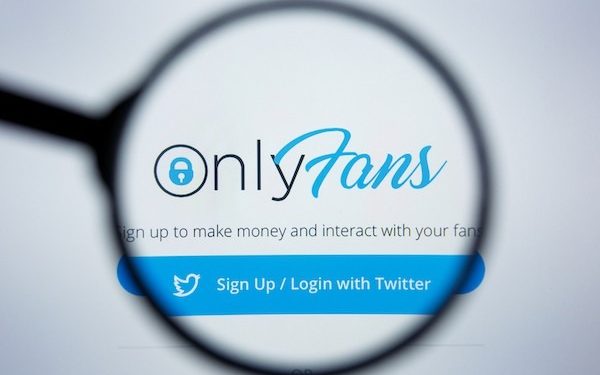 OnlyFans vieta video e foto sessualmente espliciti