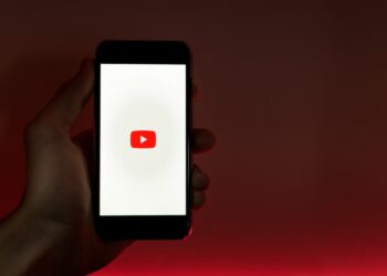 Handhaltendes Smartphone mit Internetzugang auf YouTube
