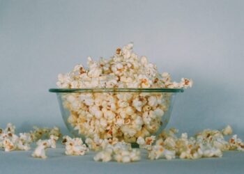 Popcorns auf einer klaren Glasschüssel