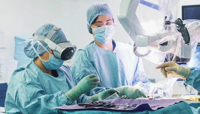 arts die een Apple Vision Pro draagt ​​tijdens de operatie