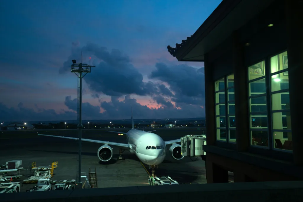 aereo parcheggiato vicino al terminal dell'aeroporto di notte