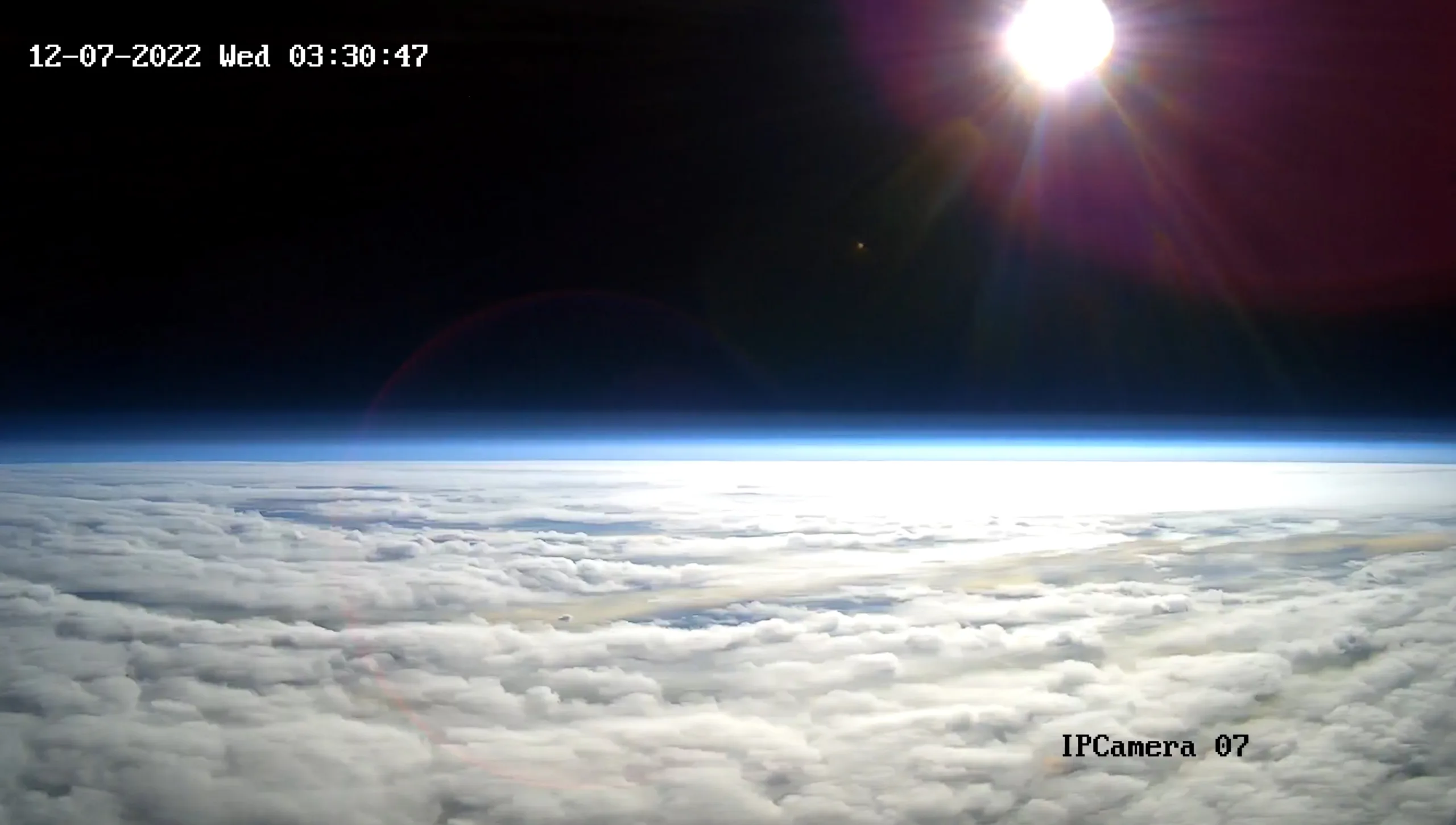 pemandangan matahari terbit dari kapsul prototaip ruang halo naik semasa penerbangan ujian pertamanya.