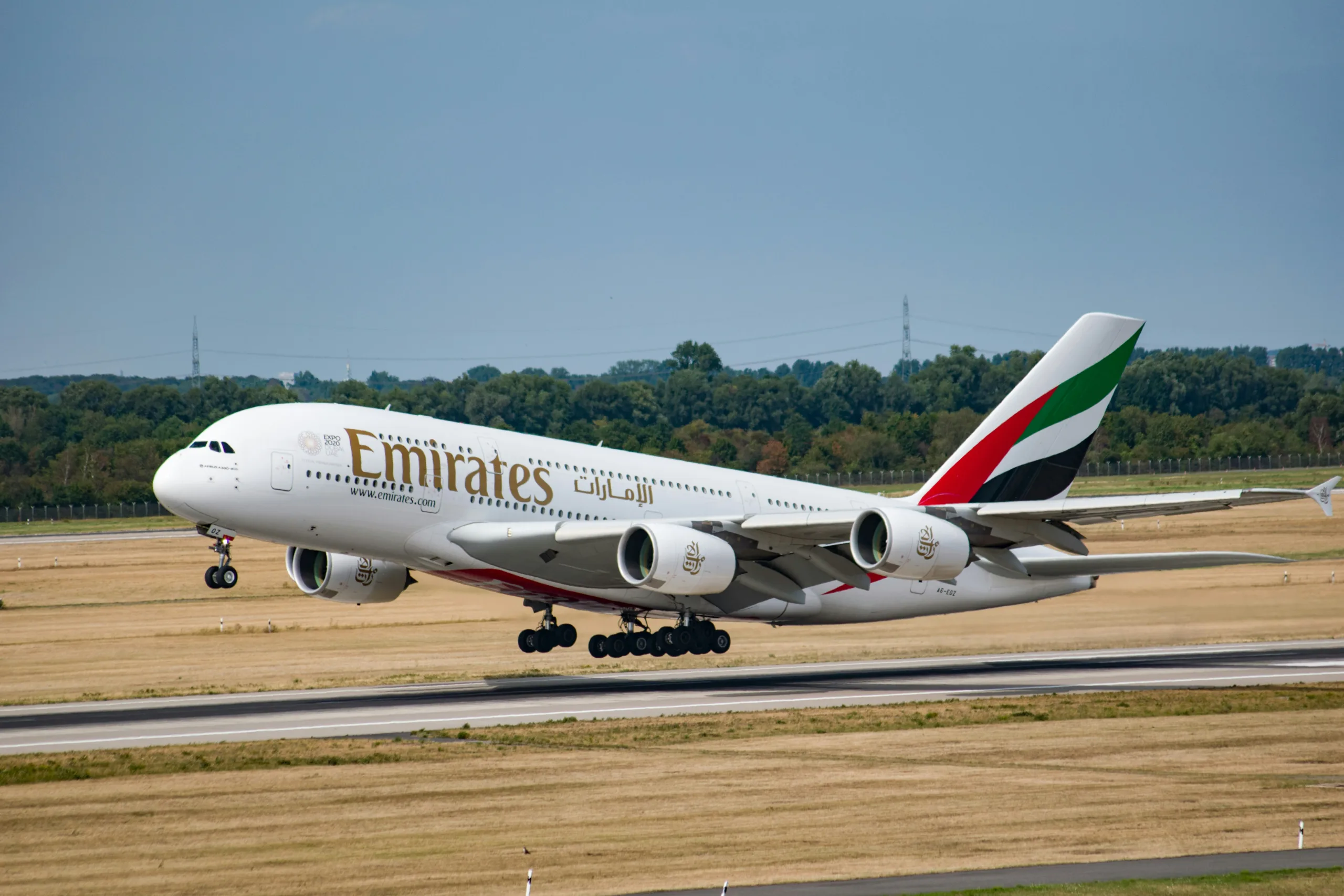 Pourquoi les numéros de vol Emirates commencent-ils par « EK » ?