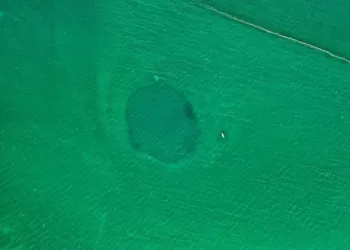 een grote cirkel in het water