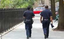 Twee politieagenten van achteren in het centrum van Manhattan.