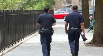 Due agenti di polizia di spalle nel centro di Manhattan.