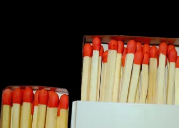 Maingear gaming laptop running while lid is closed hero