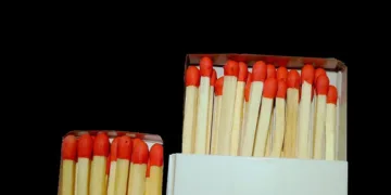 Maingear gaming laptop running while lid is closed hero