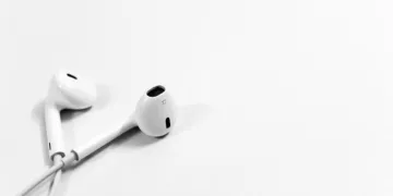 What Is the Difference Between Earbuds and Earphones?