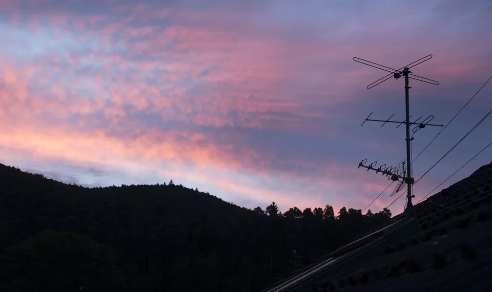 What Is the Difference Between a Regular TV Antenna and a Digital TV Antenna?