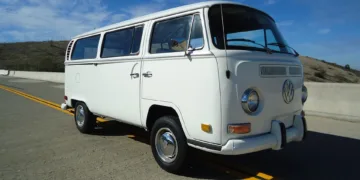 What are the 2 types of projection screens?