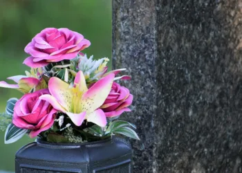 artificial flowers 4355732 960 720.jpg