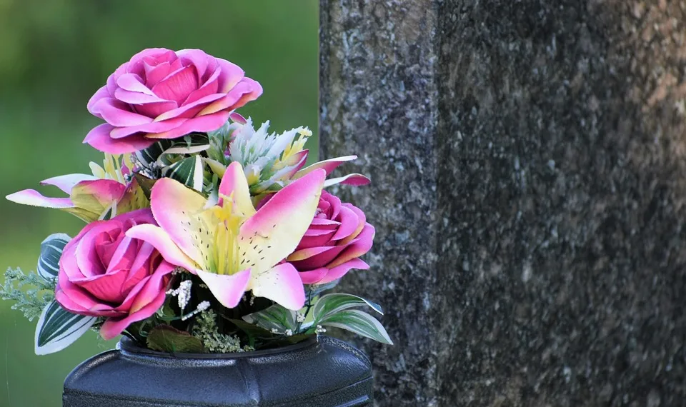 artificial flowers 4355732 960 720.jpg