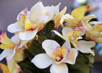 artificial flowers 4411923 960 720.jpg