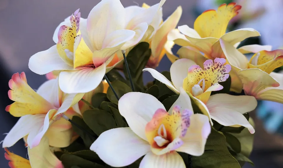 artificial flowers 4411923 960 720.jpg