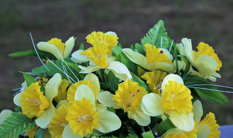 artificial flowers 7243589 960 720.jpg