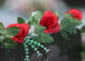 artificial flowers 7265524 960 720.jpg