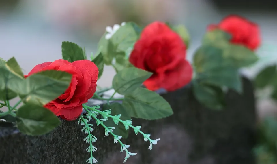 artificial flowers 7265524 960 720.jpg