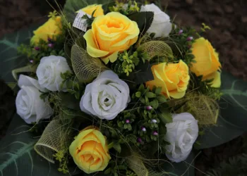 artificial roses 5585433 960 720.jpg