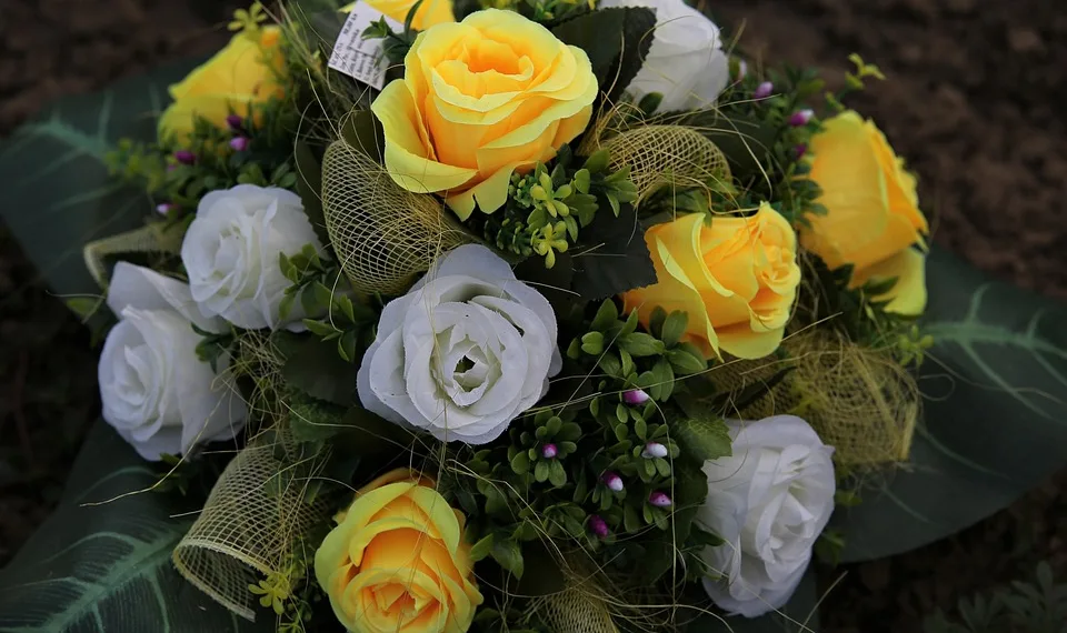 artificial roses 5585433 960 720.jpg