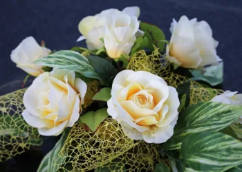 artificial yellow roses 4411989 960 720.jpg