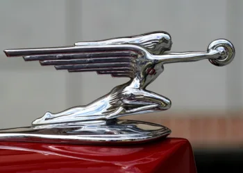 hood ornament 2429259 960 720.jpg