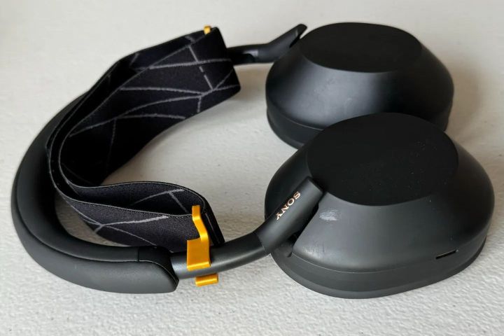 3D-printed headband holders attached to Sony WH-1000XM5 headphones.