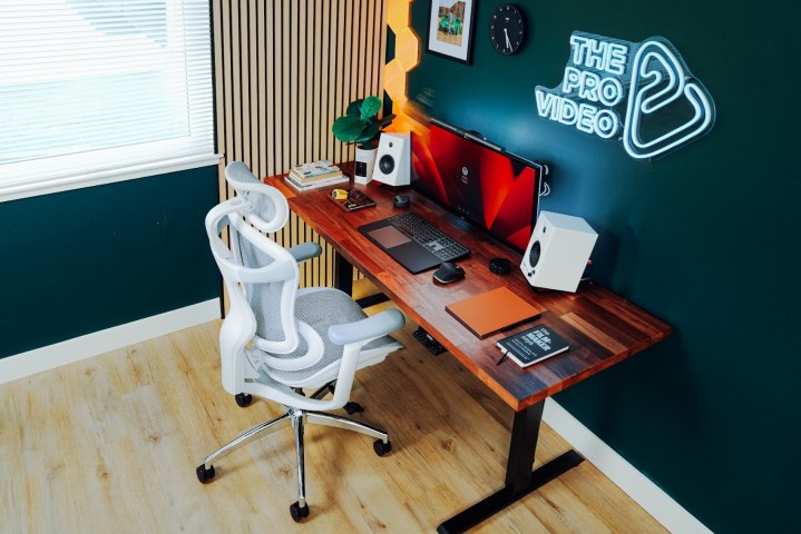 Sihoo's Doro C300 in a fun home office.