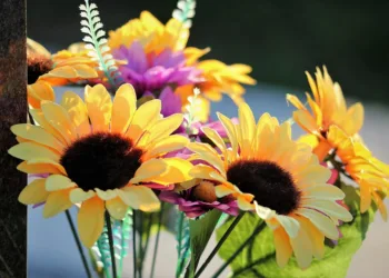 artificial flowers 4393735 960 720.jpg