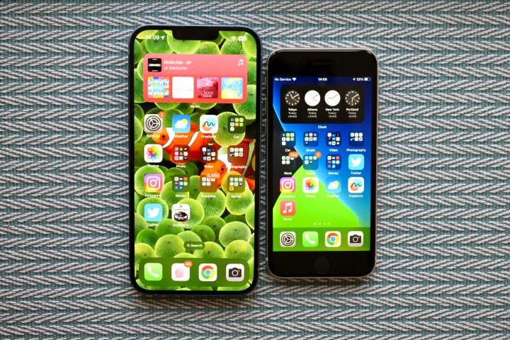 The screens of the iPhone SE 2022 and iPhone 14 Plus.
