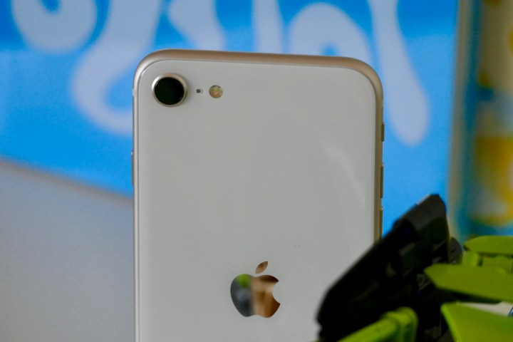 Camera module of the Apple iPhone SE (2022).
