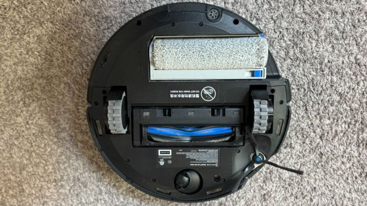The bottom of the Ecovacs Deebot X8 Pro Omni