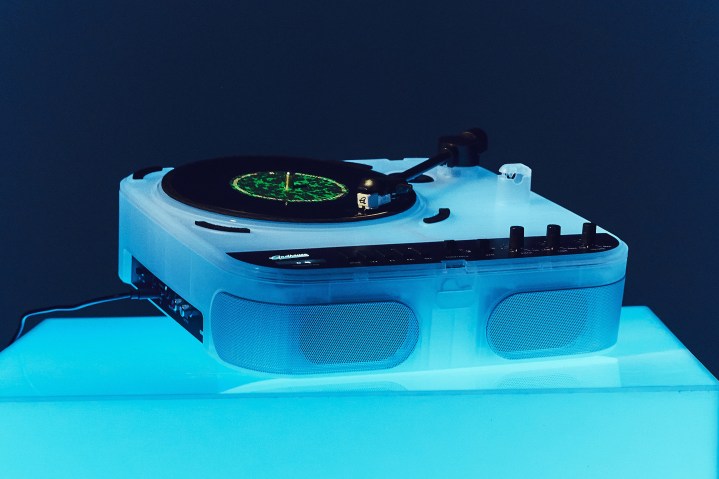 Gadhouse Cosmo Solar turntable in Neptune Blue.