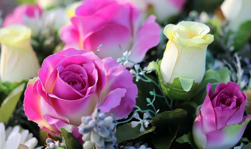 artificial roses 5295694 960 720.jpg