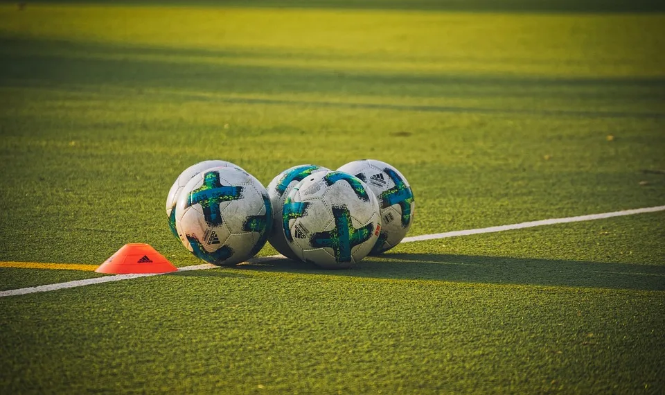 footballs 3752115 960 720.jpg