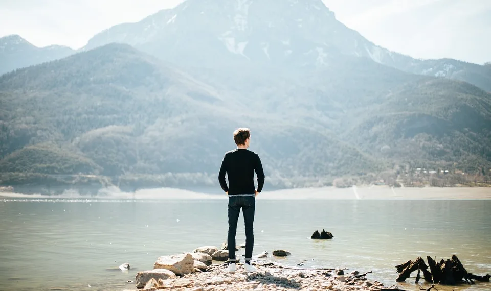 USB-Stick in der Hand einer Frau