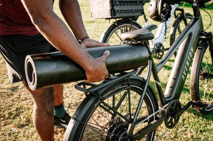 A visual showcasing the Aventon Level 3's design features.