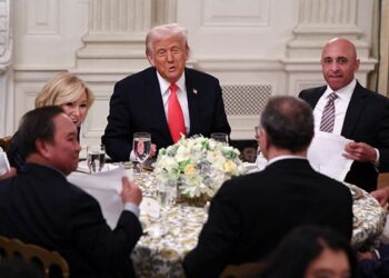Trump Applauds Muslim Americans at White House Iftar Dinner