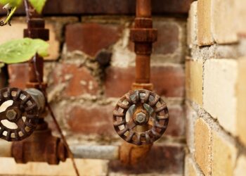 USB cable identifiers