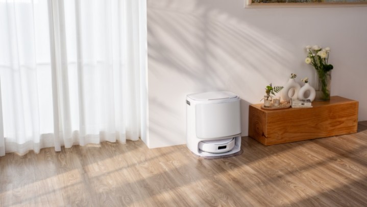 Narwal Freo Z10 docked at its base station.