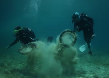Divers in Alonissos warn of rising marine pollution in Greece's waters.