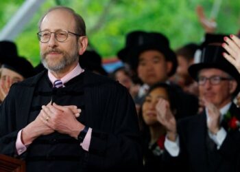 Harvard President Gets Minute-Long Ovation for Welcoming Intl Students