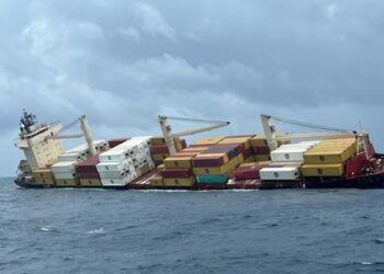 India Scrambles to Control Oil Spill Following Shipwreck