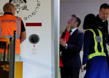 Macron alaycı bir şekilde eşiyle Vietnam'daki itişmeyi küçümsedi.