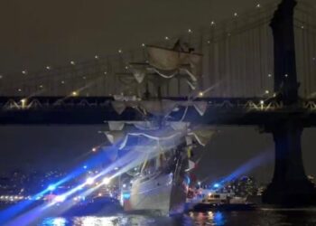 Mexican Navy Training Vessel Strikes Brooklyn Bridge in NYC