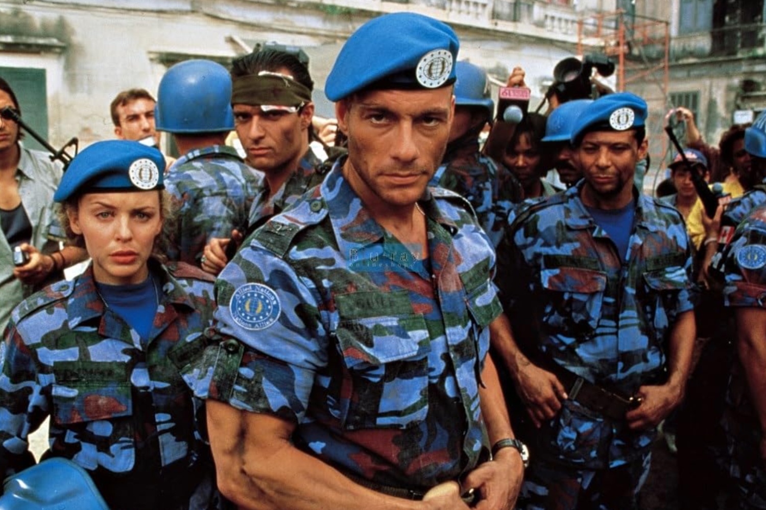 Bir grup asker kameranın önünde duruyor.