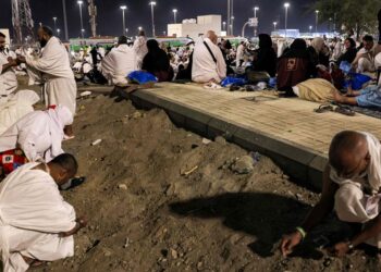 1.6M Hajj Pilgrims Participate in the Devil-Stoning Ritual