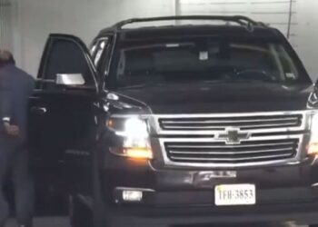 Shashi Tharoor's Indian Team Confronted by Hecklers in D.C.