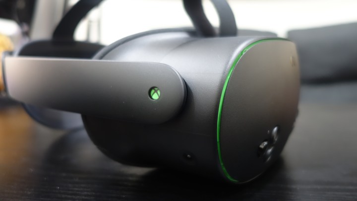 A Meta Quest 3S Xbox Edition sits on a table.