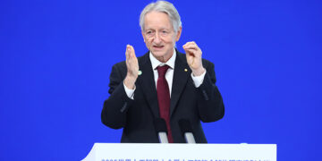 AI Pioneer Geoffrey Hinton Warns of AI Takeover Risks at WAIC Shanghai
